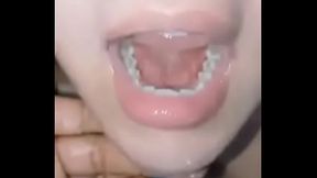 Cuspi, mijei e caguei na boca da minha puta antes de gozar no cabelo podre dela