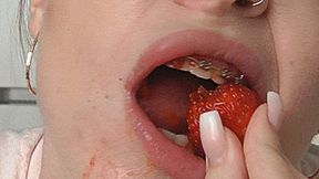 Pregnant Blondie eats juicy strawberries! MP4