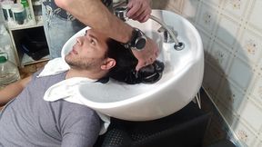 lavando o cabelo para cortar