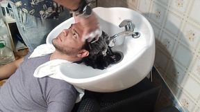 lavando o cabelo para cortar