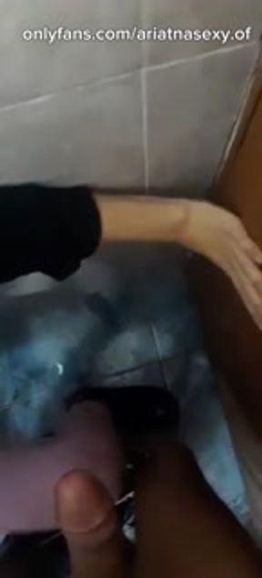 No me aguante y se la chupe a mi mejor amigo en el cumpleaños de su padre, por poco nos descubren 🥵