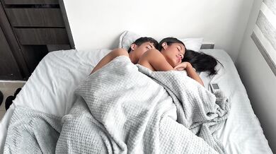 Comparto cuarto de hotel con mi latina hermastra y me follo su enorme culo, me vengo en su rico coño. Sexo casero con Erickandzoe