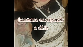 A Gata de Avental - domestica quicando no dildo