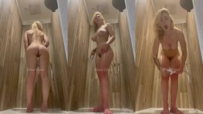 j’ai pose mon telephone et je me suis filmee sous la douche... je ...