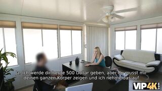 VIP4K. Blondine mag die Idee des Kreditgebers, Kredite für Pussy-Nageln zu genehmigen