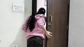 Naukrani ko paise dekar room me jabar dasti pela