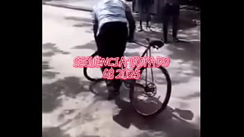 Velho broxa fudendo com uma nac&atilde_o inteira de pau mole