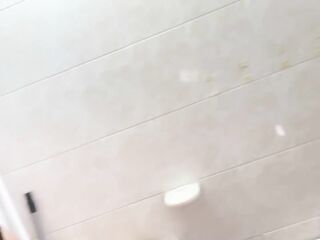 ANDAMOS MUY CACHONDAS Y NOS COMEMOS LOS CULOS EN UN BAÑO PUBLICO PARTE 1 - ANITA MILLER