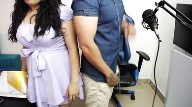 Estoy en la oficina con mi compañera y me pongo caliente con ganas de masturbarme