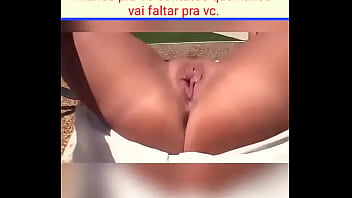 Novinha brincando e mostrando a buceta