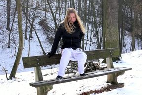 Hot blonde white teen babe in the winter pissing in park