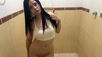 My stepcousin&#039_s slutty bitch gives me good service in the shower when our parents are not at home