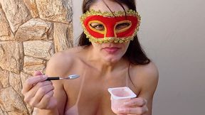 puta safada comendo porra com colher apos macho gozar