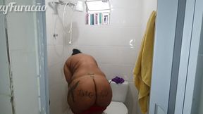 moreno gostoso veio me dar banho e acabou fudendo e gozando no meu cu - carioca master1