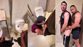 fazendo banheirao com um macho hetero enquanto a esposa esperava de fora