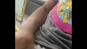 Fico de pau dura sempre no bus&atilde_o as vezes recebo aquela mamada gostosa