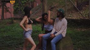 unas chicas me convencen de ir con ellas a su casa, me follan entre ambas