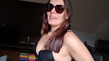 Titia gostosa recebeu o sobrinho em casa sem calcinha e com uma roupinha toda transparente.