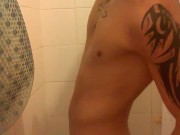 bel twink in doccia con il suo cazzone