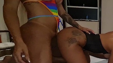 Priscila Araújo e Queen Rayalla fodendo com pressão uma novinha gostosa