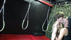un mec de cite baise un gay en backroom