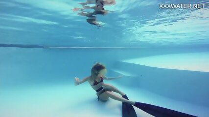 Sophie Murena blonde babe masturbating in the pool