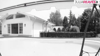 Mike Angelo hatalmas farka kinyújtja Ginna Brigitta nagy szőke seggét, mielőtt lenyeli.