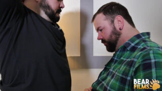 Video fetish Dean Gauge dan Aiden Storm yang bertato beruang sedang disetubuhi secara anal,