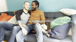 Christian Wilde et Ace Rockwood, deux gros tatoués et bien en chair, se font enculer par une grosse bite noire.