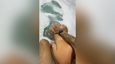 ruiva peituda brasileira mamando e transando na banheira de hidromassagem do motel
