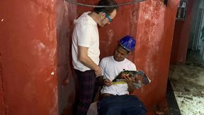 cheguei na obra e peguei o pedreiro tocando punheta, por fim sentou na minha rola