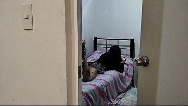 Cuando mi hermanastra llega del colegio le gusta mirar porno