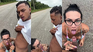 Parei o carro na estrada e chupei o pau do negão até ele gozar na minha boca
