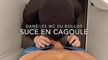 Suce en cagoule d&#039_un pote h&eacute_t&eacute_ro dans les toilettes