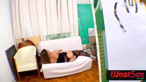 mayara foi posar para um quadro e acabou com o pincel do pintor no seu cuzinho gostoso com leite na boca - mayara sol - tony tigrao - - -