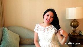 Amelyia reitet ihr Lieblings Toy