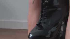Probando mis botas de tacón alto, me las pongo despacio pero después me pongo a jugar