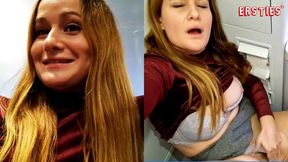 Sally B Masturbiert Auf Der Flugzeugtoilette