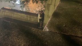 casada flagrada fodendo na rua com amante - casada safada, encontra amante na rua e fode com o safado na chuva enquanto o corno pensa que ela foi compra pao.