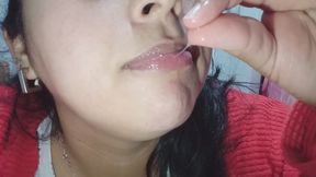 Te atreves a mirar de cerca- juego de saliva y lengua.