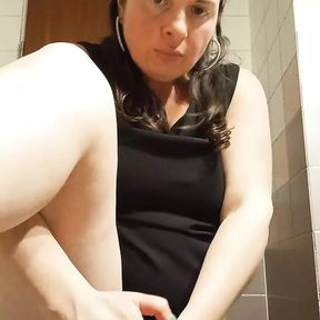 Stepmom Masturbates in Toilet