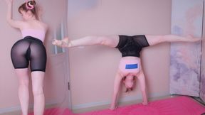 Distracted My Stepsister from Yoga with a Handjob and Covered Her Face with Thick Cum
