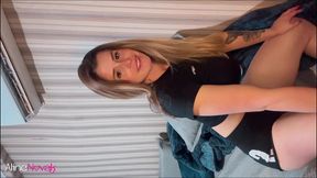 novinha rebola o bundao e exibe a bucetinha rosa deliciosa