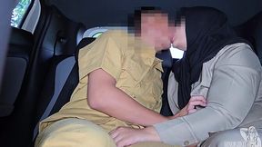 Arab hijab choker takes a big one deep in the car