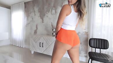 BIG BOOTY HOOTERS WAITRESS GETS A CREAMPIE - LEXIS STAR