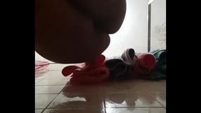 Tirando a roupa no banheiro