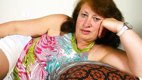 ”Amateur mature lady squirting & peeing”