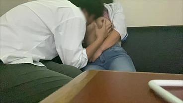 「先輩のちんちん大きい」カラオケBOXでエッチなことをしていた大◯生カップル。