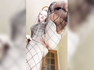 Thick legs spread wide in fishnet hosiery ?