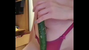 COM PEPINO NA M&Atilde_O E CALCINHA FININHA GAROTA REBOLA DAN&Ccedil_ANDO SEXUALMENTE NUA.